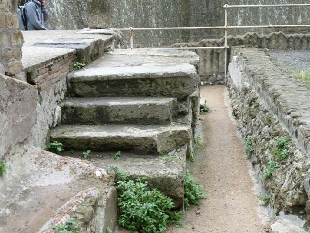 Herculaneum, September 2015. Sacred Area terrace, steps to the shrine of the Four Gods.